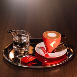 Tablett-mit-Kaffee-und-Wasserglas