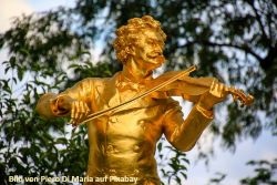 Bild-einer-Staue-von-Johann-Strauss